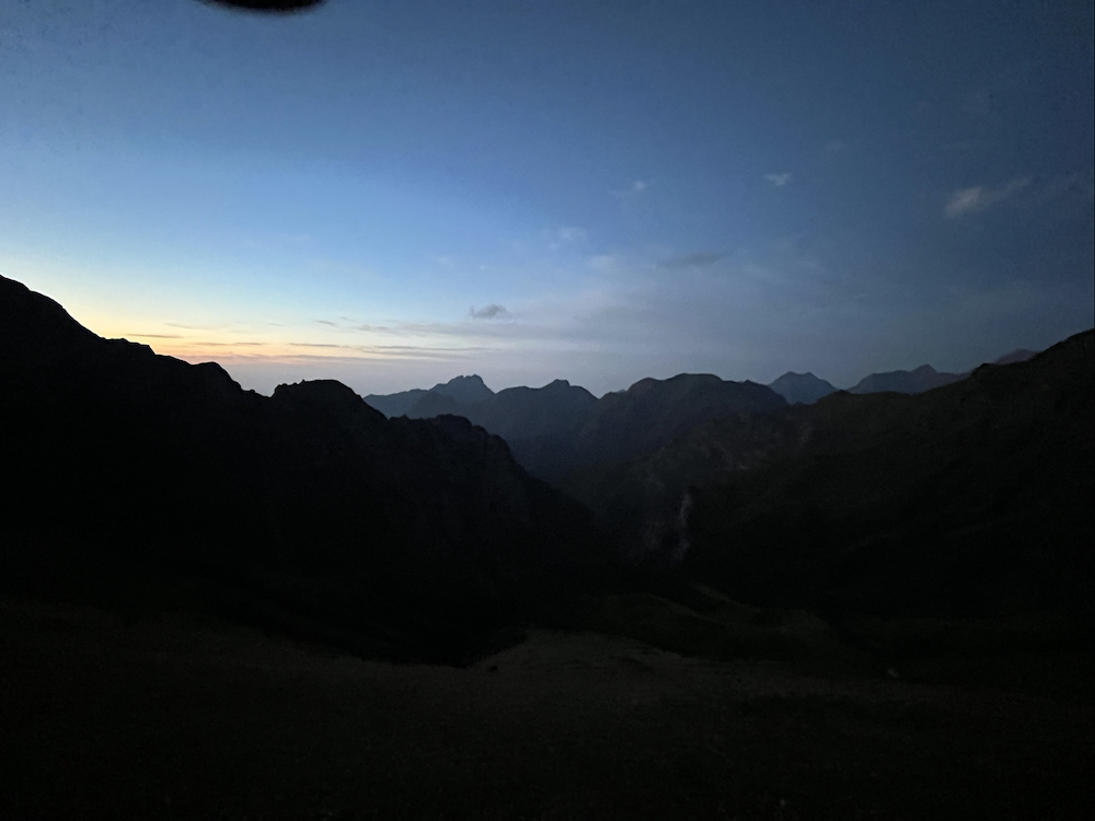 悬崖边扎营的孤独帐篷