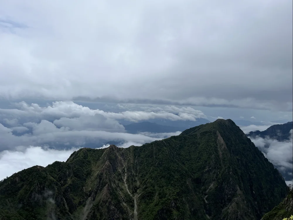 攀登青龙峰陡峭岩壁的过程