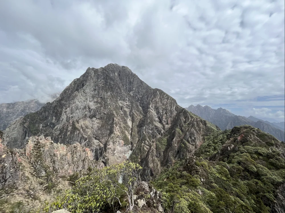 远眺青龙峰巍峨的山体与巨大落差