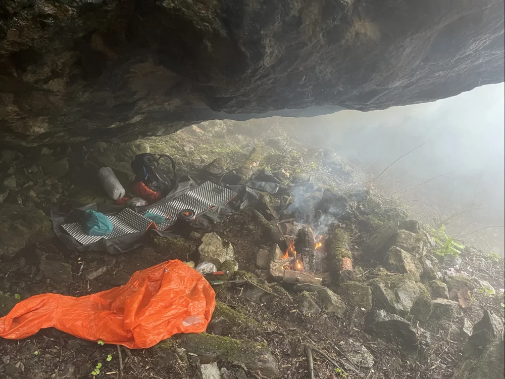 第一次遭遇极端天气时的岩窝避雨处