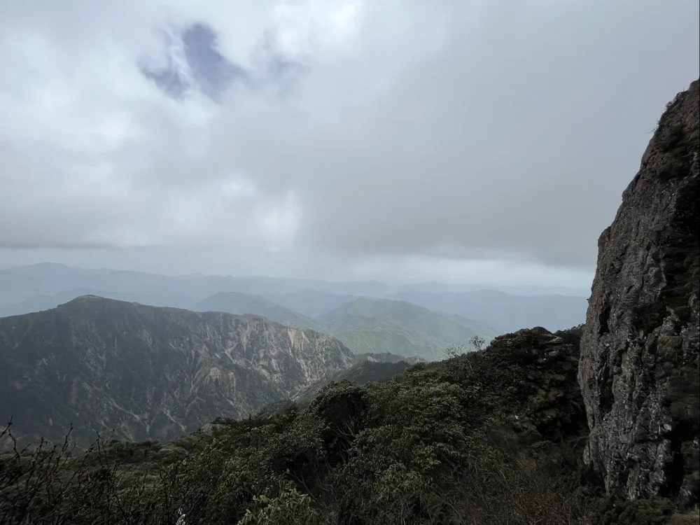 青龙峰陡峭的山体寻找上山路线