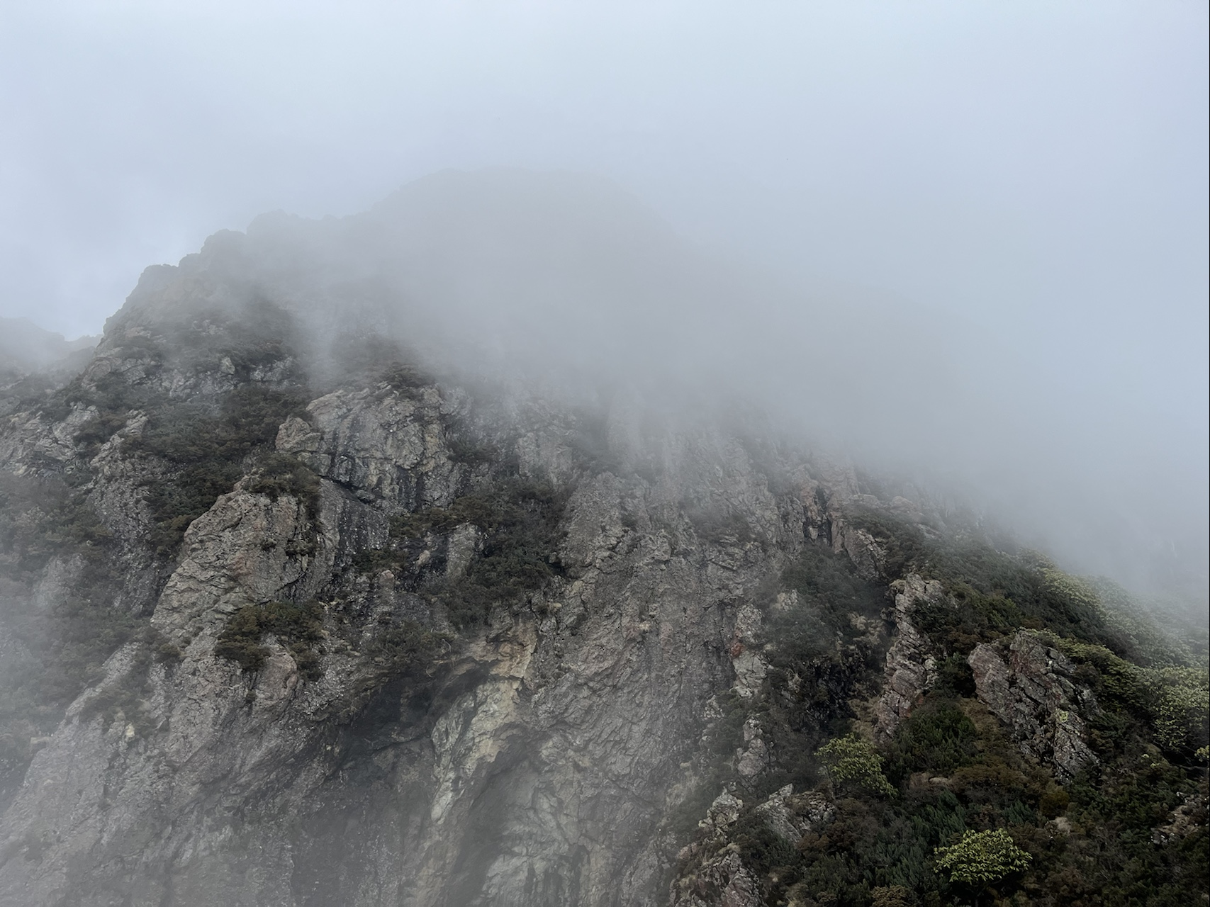 浓雾中的山脊线景象