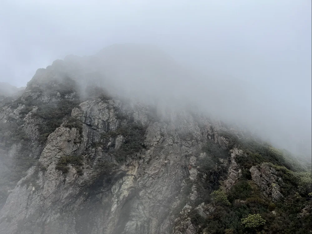 浓雾中的山脊线景象