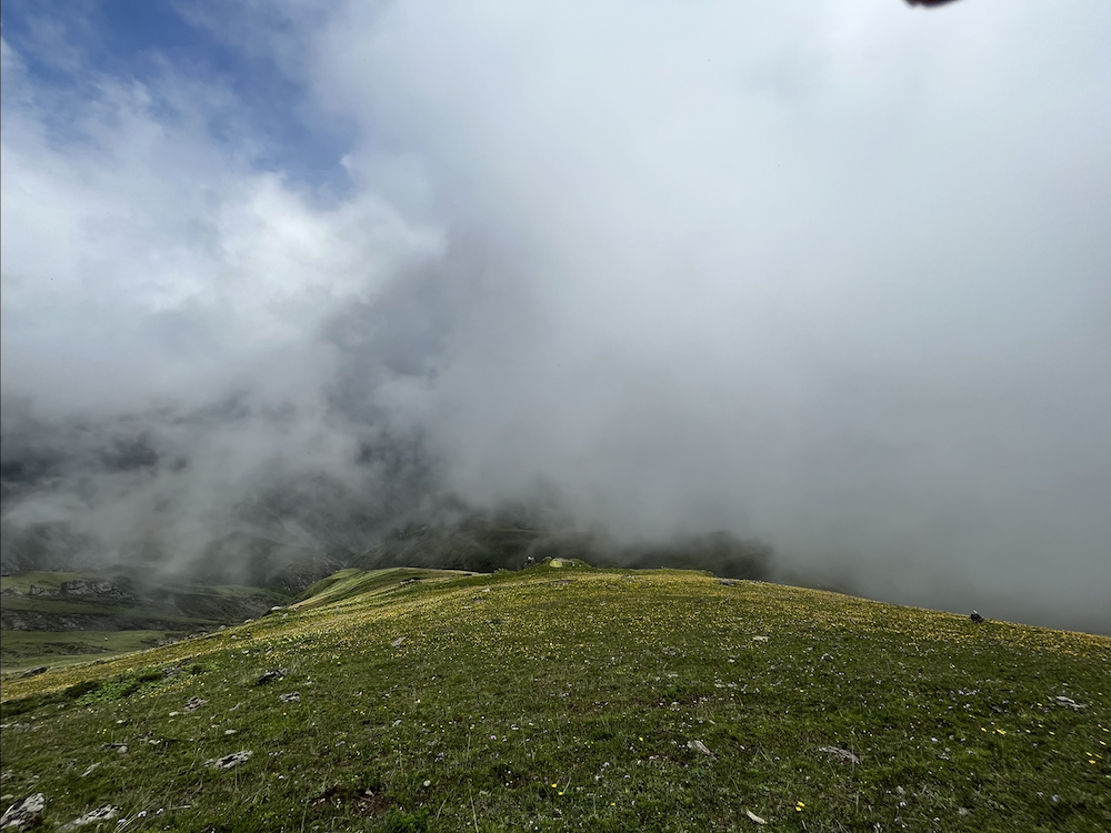 悬崖边那顶孤独的帐篷